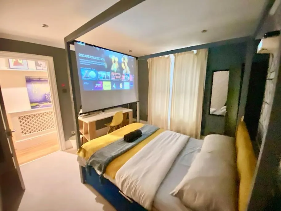 3Bed 2Bath Poplar Townhouse Villa London 0*,  United Kingdom