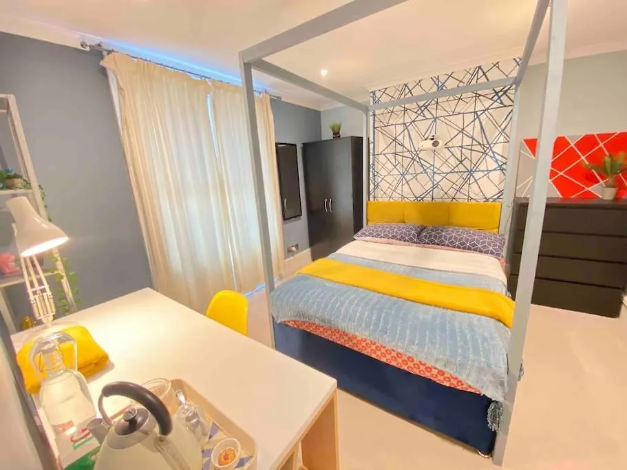 3Bed 2Bath Poplar Townhouse Villa London 0*,  United Kingdom
